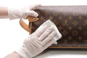 schiarire manici louis vuitton|Come pulire in modo sicuro le borse Louis Vuitton .